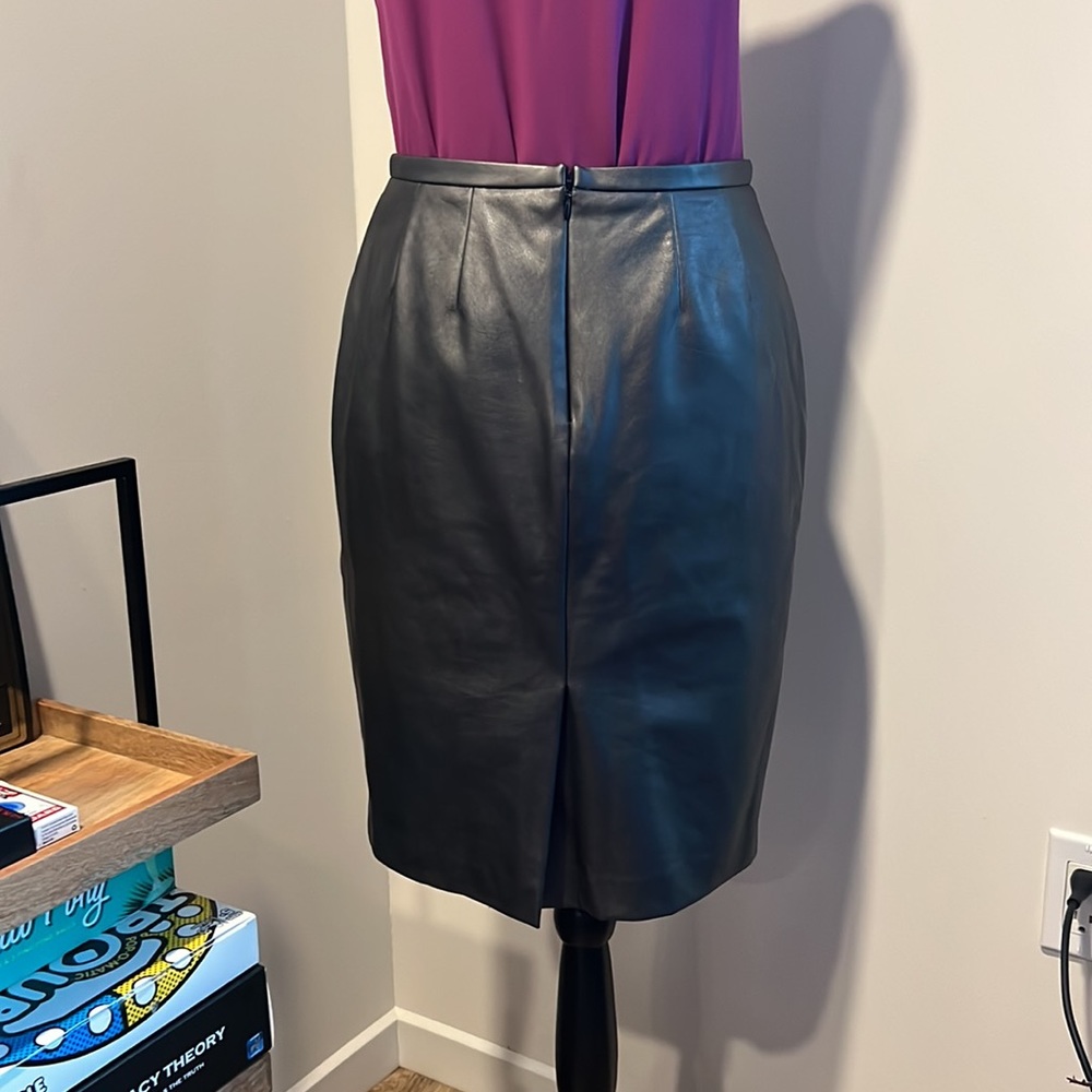 Tommy Hilfiger size 2 faux leather gray skirt - Picture 2 of 5